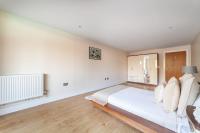 Modern 1Bed Flat with Balcony Near O2 & Greenwich - Ferienwohnung London