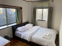 Habitación con cama extragrande.