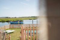 The Retreat, Waterfront & Log Burner - B&B Christchurch