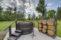 On the Flathead River! Rustic Saloon-Themed Cabin - B&B Columbia Falls