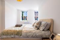 3BR Flat By Pulat Short Lets & Serviced Accommodation London With Pool Table, SmartTV - Ferienwohnung London