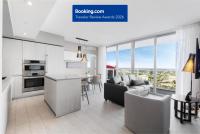 Stylish 3BR Resort Condo with Beach Access, Two Infinity Pools and Private Balcony - 25 min to FIFA! - B&B Hollywood