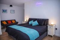 1 Bedroom Apartment Near Farnborough Airport, Free Parking, Sleeps 5, Contractors & Long Stays - Chambres d'hôtes Cove