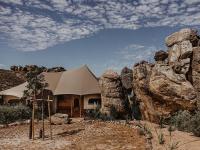 Zimmer mit Kingsize-Bett und Bergblick