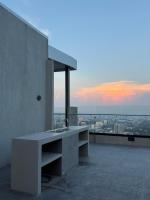 Mid Century Modern Loft with Skyline and Volcano Views - B&B San Salvador
