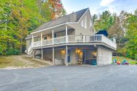 Hot Tub & Private Beach Access! North Conway Home - Chambres d'hôtes Conway