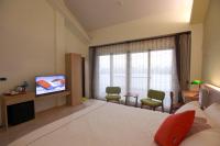 Habitación con cama grande y balcón