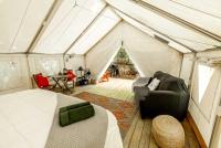 King Deluxe Glamping Tent w/ Private Raised Deck, Fire Pit, Gas Grill, Pet-Friendly Stay in Broadalbin, New York - Ferienwohnung Broadalbin