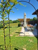Gîte familial 10 pers jardin et piscine - B&B Saint-Amour