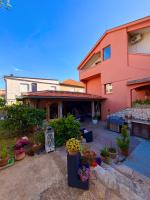 Apartments Fraj with Jacuzzi - B&B Zara
