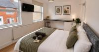 Contractor Workforce Accommodation - 5 Bedrooms Perfect For Work Crews & Groups, WiFi Smart TV's In All Rooms - Parking Sleeps 5-8 Guests - B&B Kettering