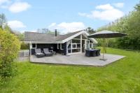 Cozy Cottage Just 200 M From The Beach - Chambres d'hôtes Dronningmølle
