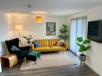 Canal View Retreat Modern Apartment - B&B Woolstone