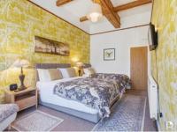 Large Double Room (2-4 Adults)