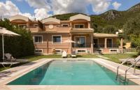 Villa Renata -Pool, Large Garden & Free Parking, 2 Minutes Walk from The Beach - B&B Barbáti