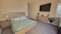 Large bedroom and bathroom with private entrance - Chambres d'hôtes Santa Paula