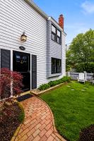 *NEW* West End Artsy Gem, Private Patio, Parking - B&B Provincetown