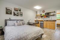 Pet-Friendly Quaint Cottage: Park-Like Setting - Chambres d'hôtes Monroe