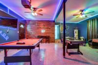 Hot Tub & Deck: Gorgeous Retreat in Pocono Summit! - Bed and Breakfast Pocono Summit