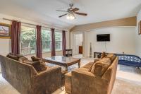 Fenced Yard & Patio! Family Escape in DFW Suburbs - Chambres d'hôtes Fort Worth