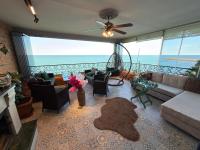 Appartamento con 2 Camere da Letto, Terrazza e Vista Mare