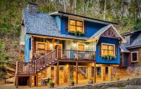 Creekside Luxury Cabin Hot Tub Near Downtown - Bed and Breakfast Gatlinburg