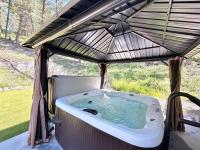 Cozy Cabin w Private Hot Tub and Fire Pit - B&B Somers