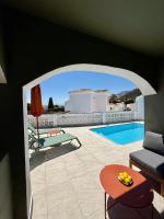 Sage green villa with pool and sea view - B&B Tormaleo
