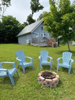 Serene Cove Retreat Cottage- Blue - Bed and Breakfast Montague