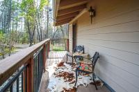 Golden Hour Cabin on Sheridan Creek Near Lassen - B&B Shingletown