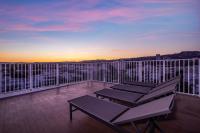 Beverly Hills Private Residence with Rooftop Jacuzzi - Bed and Breakfast Los Angeles