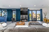 Beverly Hills Private Residence with Rooftop Jacuzzi - Bed and Breakfast Los Angeles