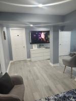 King Bedroom Stylish Unit with Seperate entrance - Ferienwohnung Oshawa