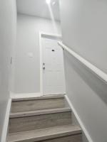 King Bedroom Stylish Unit with Seperate entrance - Ferienwohnung Oshawa