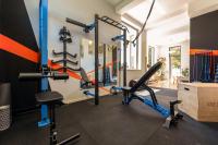 Spacious Seafront Villa with Pool, Tennis, Gym & BBQ l Žaborić - Chambres d'hôtes Zaboric