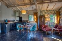 spa privatif intérieur du lodge -la truffe- le bois de la pause- - B&B Saint-Cybranet