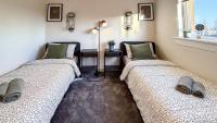 Clydebank 3-Bedroom Apartment with 6 beds, New furniture - B&B Clydebank