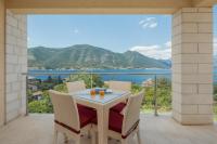 Appartamento con 2 Camere da Letto, Balcone e Vista mare