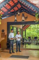 StayVista at Vannraj Farm Villa with Shared Pool & Bonfire - B&B Khawāsa