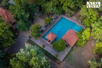 StayVista at Vannraj Farm Villa with Shared Pool & Bonfire - B&B Khawāsa