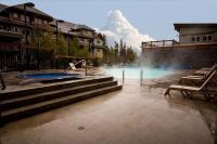Heated outdoor pool 2 Bedroom Condo in Canmore - B&B Canmore