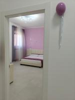 Habitación con cama extragrande.