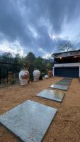 The Deck Villa Mukteshwar - 2 Bedroom Bonfire BBQ & Projector - Bed and Breakfast Muktesra