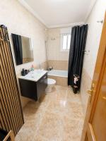 Modern Family Apartment with King Bed, Pool & Huge Terrace - Bed and Breakfast Urbanizacion los Balcones