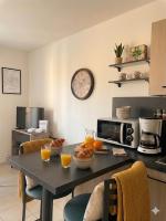 Maison cosy avec jardin clos à 5 mn de Granville idéal familles et groupes - Chambres d'hôtes Saint-Planchers