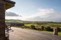 Kerrowe Tophouse Renovated Barn with unspoilt views of the coast - Chambres d'hôtes Zennor