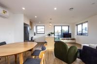 Spacious Hornby Home Sleeps 8 Garage & Yard - Bed and Breakfast Christchurch