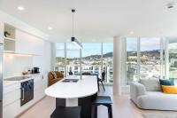 2BR Skyline Views - Cozy HydeLane Stay w Amenities - Bed and Breakfast Wellington