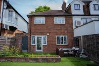 Heart of Windsor Private Garden, Free Parking & Stylish 3BR Home - Chambres d'hôtes Windsor