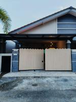 Homestay D' Aura Pool Melaka - B&B Kampung Ayer Keroh